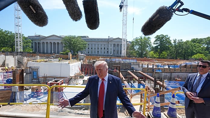 Trump megmutatja a hatalmas Fehér Házi bálterem építkezését