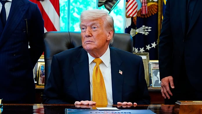 Az USA iráni olajszállítóra lőtt, miközben Trump békeszerződést szorgalmaz