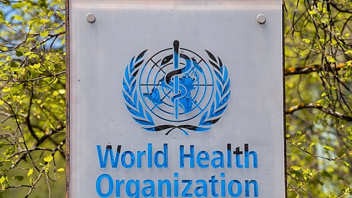 Óriási Tedros- és Bill Gates-lufikkal tiltakoznak a WHO ellen