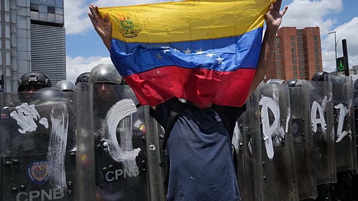 Tüntetés a Venezuelai Központi Egyetemen a fogvatartottak halála után