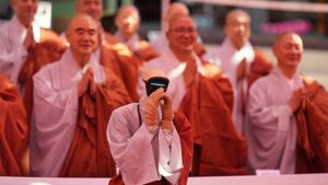 Videó: humanoid robotból buddhista szerzetes lesz Dél-Koreában
