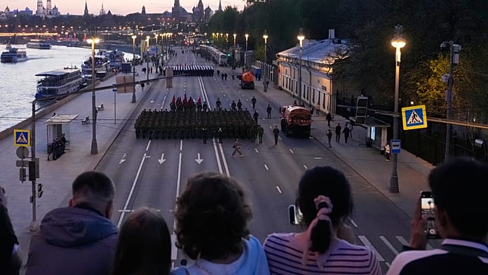 Orosz katonák a győzelem napi díszszemlét próbálják az ukrán támadásoktól tartva