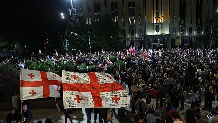 Tízezrek tüntettek Grúziában az EU-tagságért függetlenségének 35. évfordulóján