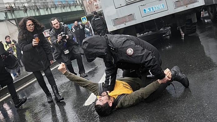 Május 1-jén a rendőrség közbelépett azok ellen, akik a Taksimra akartak vonulni: Az őrizetbe vételek száma 350-re emelkedett