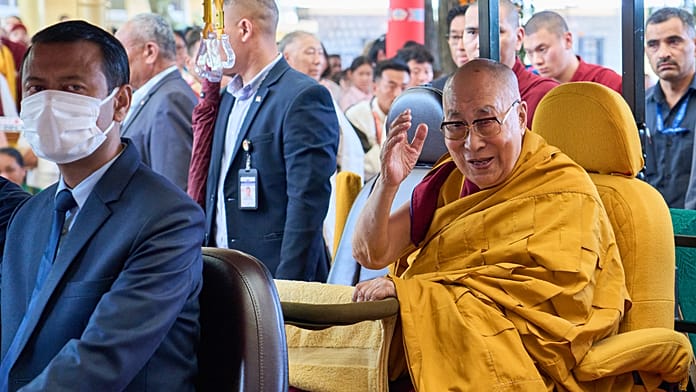 Dalai láma részt vesz a száműzetésben működő tibeti kormány indiai beiktatásán