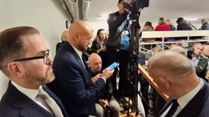 Videó mutatja, ahogy a litvánok egy drónriadó idején mélygarázsban húzódnak meg
