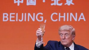 Trump és Hszi Csin-ping koccint egymással a pekingi banketten