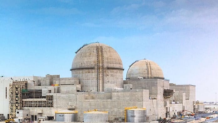 Dróntalálat miatt tűz ütött ki az Egyesült Arab Emírségek legfontosabb atomerőművénél