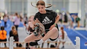 Versenyzők futnak és ugranak a német hobbiló-bajnokságon