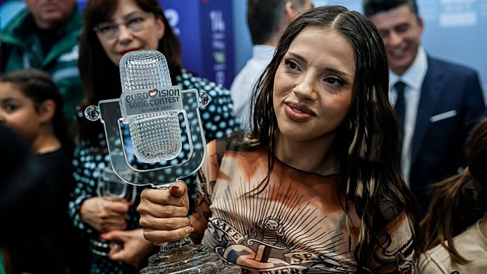 Videó: Bulgária trófeával fogadta az Eurovízió-győztes Darát
