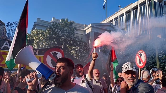 Görög tüntetők vonulnak az izraeli nagykövetséghez Athénban