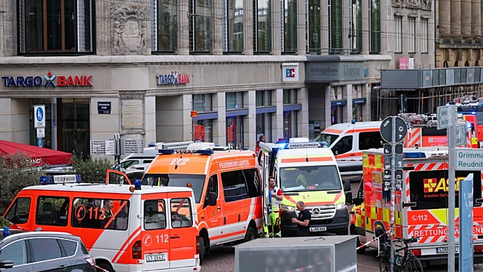 Gyászolók virágokat és gyertyákat helyeznek el Lipcsében a halálos gázolás után