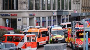 Gyászolók virágokat és gyertyákat helyeznek el Lipcsében a halálos gázolás után