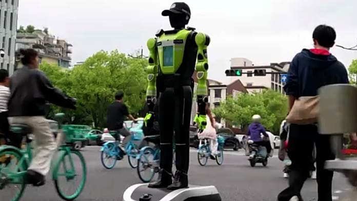 Kínában humanoid robotok irányítják a forgalmat