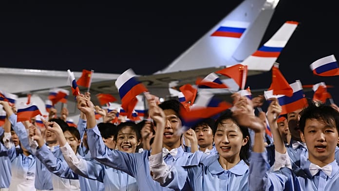 Fiatal kínaiak fogadják Putyint pekingi érkezésekor