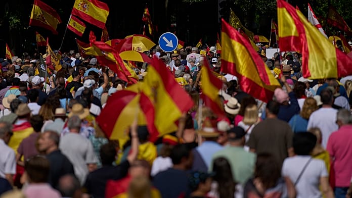 Ezrek tüntetnek Madridban Pedro Sánchez spanyol kormányfő lemondását követelve