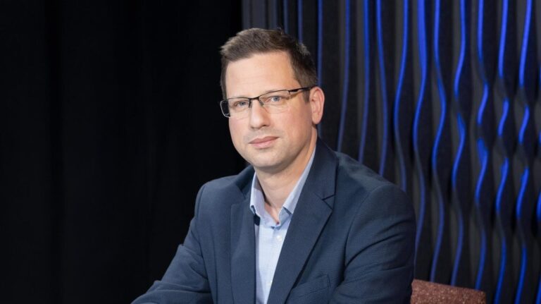 Gulyás szerint a Tisza alkotmánymódosításából az következik, hogy lazítanak az eddigi migránspolitikán