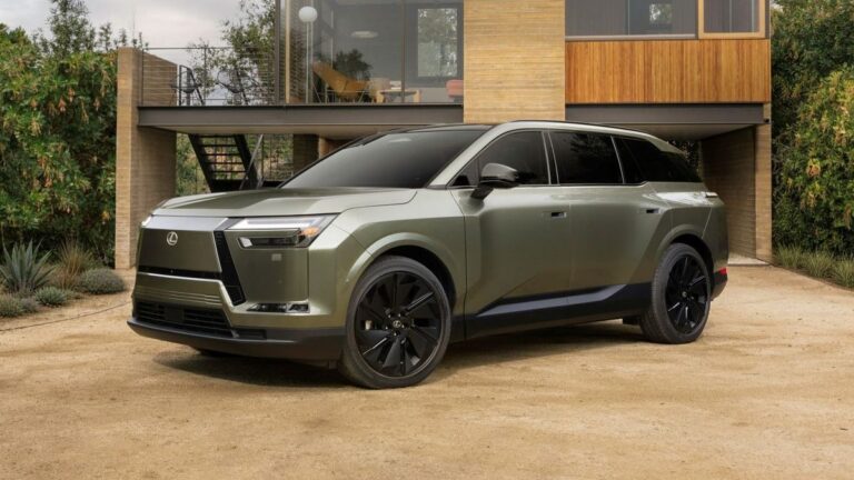 Óriási, hatüléses SUV-val rukkolt elő a Lexus – vajon még benzin (is) hajtja?