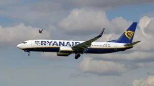 Emeli a „vérdíjat" a Ryanair – még nagyobb bónuszt fizet a túlméretezett kézipoggyász kiszúrásáért