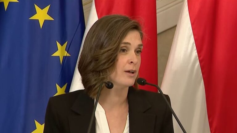 A Magyar-kormány szóvivője állítja: nem kap fizetést a munkájáért