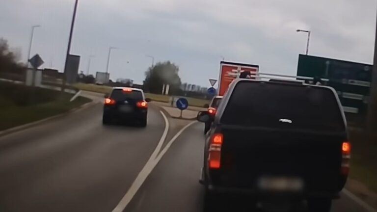 Ezektől az autósoktól mentse meg a sors a vétlen közlekedőket + videó