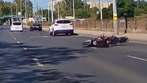 Őrült manővert csinált a teslás, egy motoros itta meg a levét + videó