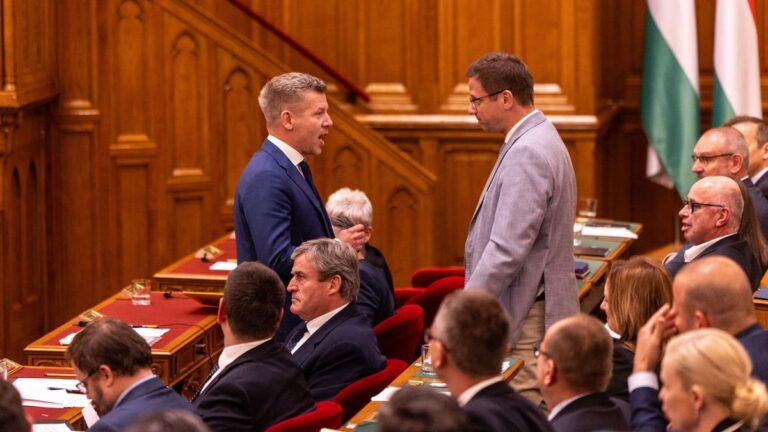 Folytatódott a bohózat a parlamentben, Magyar Péter ismét odament Gulyás Gergelyhez