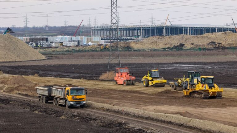 Vendégmunkásstop: sokkolta a cégeket a tiltás híre – a vállalatok inkább finomhangolást várnak a Tisza Párttól