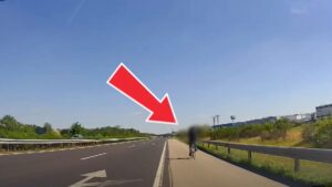 Igazi Darwin-díjas megoldás: biciklis tekert az M5-ös sztrádán + videó