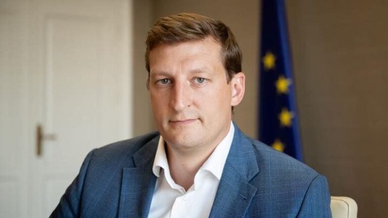 Kinek jó, ha a közszféra fizetéseinek csökkenésével radikálisan csökken az állami szolgáltatások színvonala?