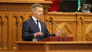Üres a parlament, a Tisza Párt egy hét szünettel indítja a munkát