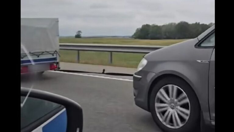 „Fogd meg a söröm” jeligére oldották meg a lerobbant VW elvontatását + videó