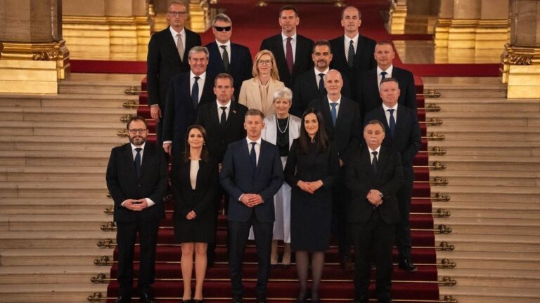 Kormányváltás történt, el lehet kezdeni dolgozni