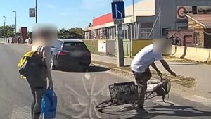 Zebrán sodort el egy biciklist, majd aljas dolgot tett egy autós + videó