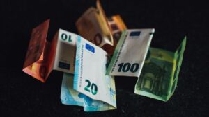 Tisza Vows to Introduce the Euro—But Critics Warn It Could Amount to Economic Suicide