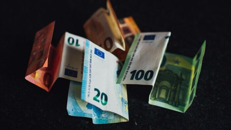 Tisza Vows to Introduce the Euro—But Critics Warn It Could Amount to Economic Suicide