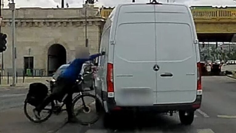 Ráállt a furgonnal a zebrára, a kerékpáros ököllel állt bosszút + videó