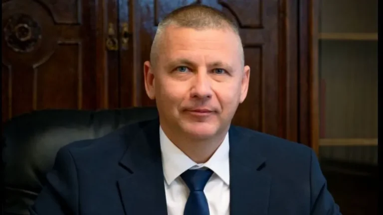 Ruszin-Szendi Romulusz szétosztja a pénzeket, leállítja a felújítást