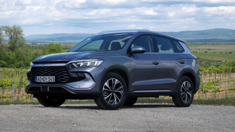 Benzines áron plug-in hibrid hajtást ad ez a nagy családi SUV