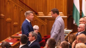 Szürreális jelenet: Magyar Péter odament Gulyás Gergelyhez veszekedni a parlamentben