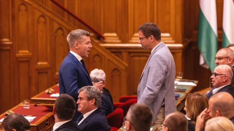 Szürreális jelenet: Magyar Péter odament Gulyás Gergelyhez veszekedni a parlamentben