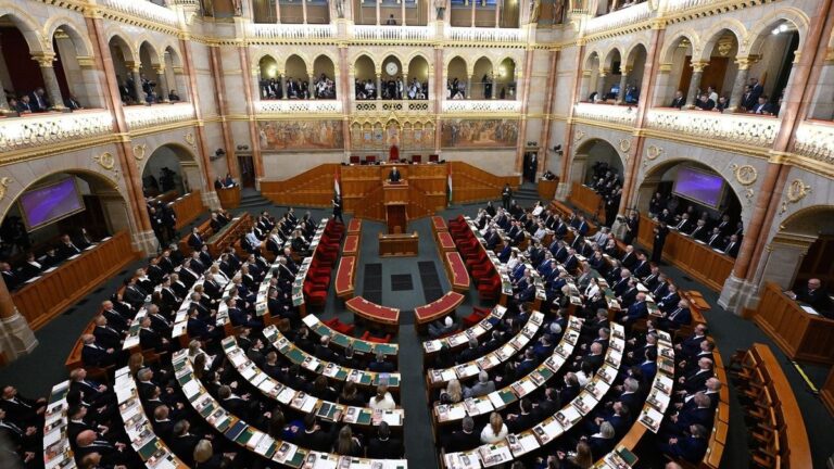 Megjelentek az új Országgyűlés által hozott első rendelkezések a Magyar Közlönyben