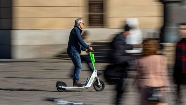 Megváltoznak az elektromos rollerezés európai szabályai
