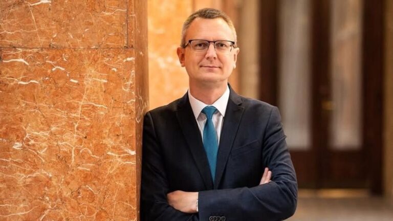 Rétvári Bence: Továbbra sem tudni, mit követel az EU az uniós forrásokért cserébe