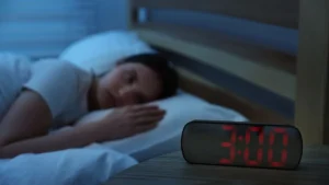 Miért ébredünk fel hajnali 3 óra körül? Problémát jelez vagy normális?