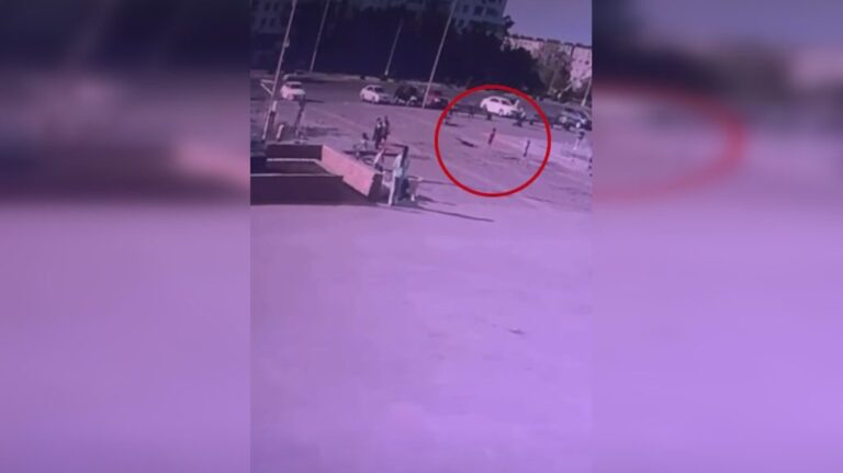 Videón, ahogy elnyel a föld egy kisgyereket Kazahsztánban