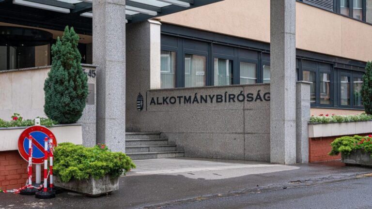 Ezekben az ügyekben bizonyíthatja az Alkotmánybíróság, hogy szakított a NER-rel