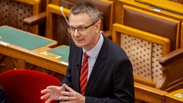 Váci Hírlap: 50 milliót kapott „kulturális programokra” három Rétvári Bencéhez közeli alapítvány a választás előtt