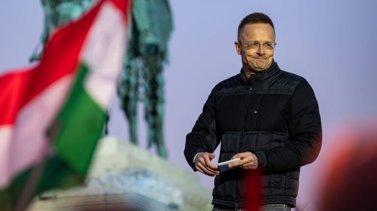A Fidesz azt állítja, törvényesen adták ki a diplomata-útleveleket
