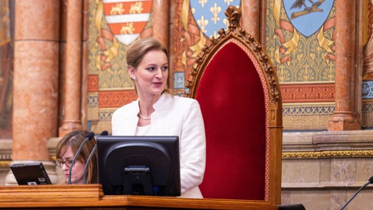 A képviselők hétfőn már vitáznak fizetésük csökkentéséről